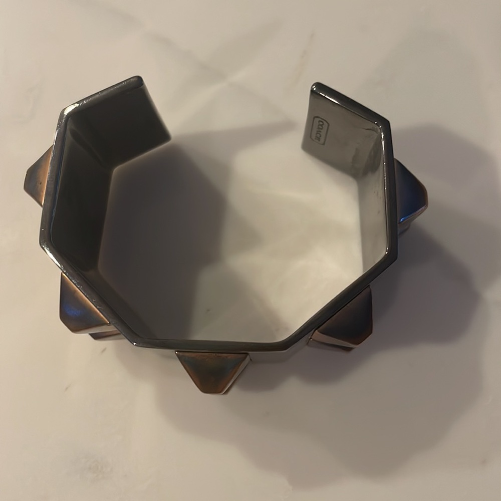 Coach cuff - Picture 2 of 3